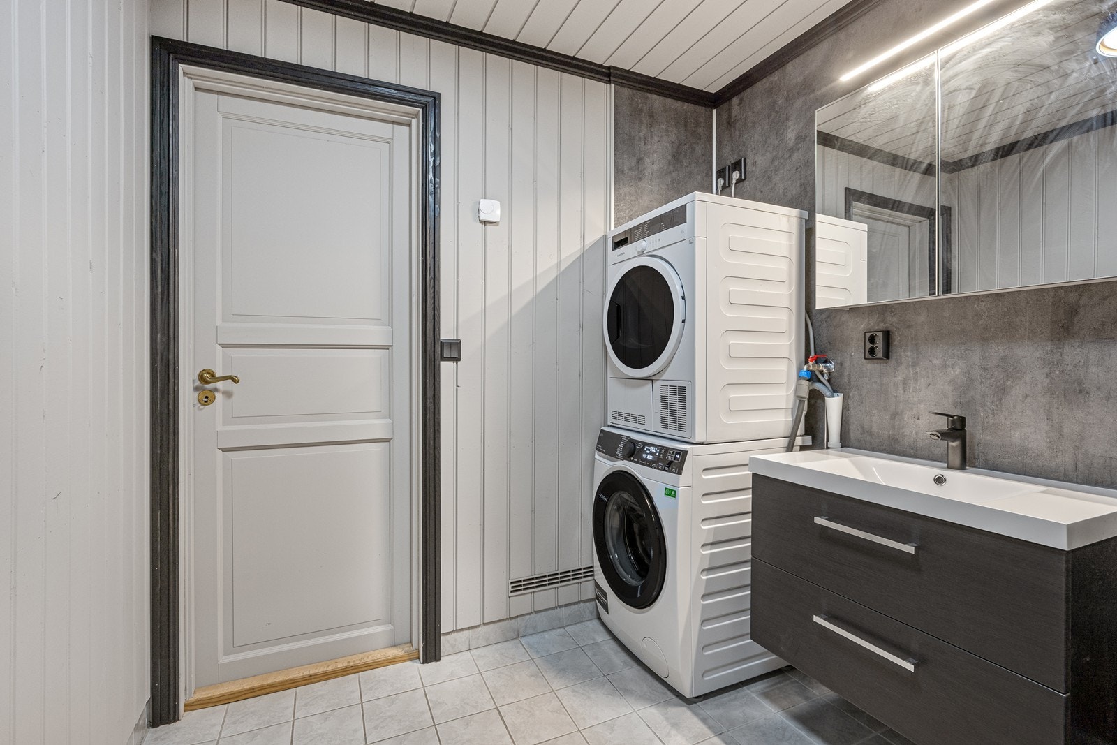 Uttak for vaskemaskin og dusjkabinett gir praktisk bruk av våtrommet. Galleribilde