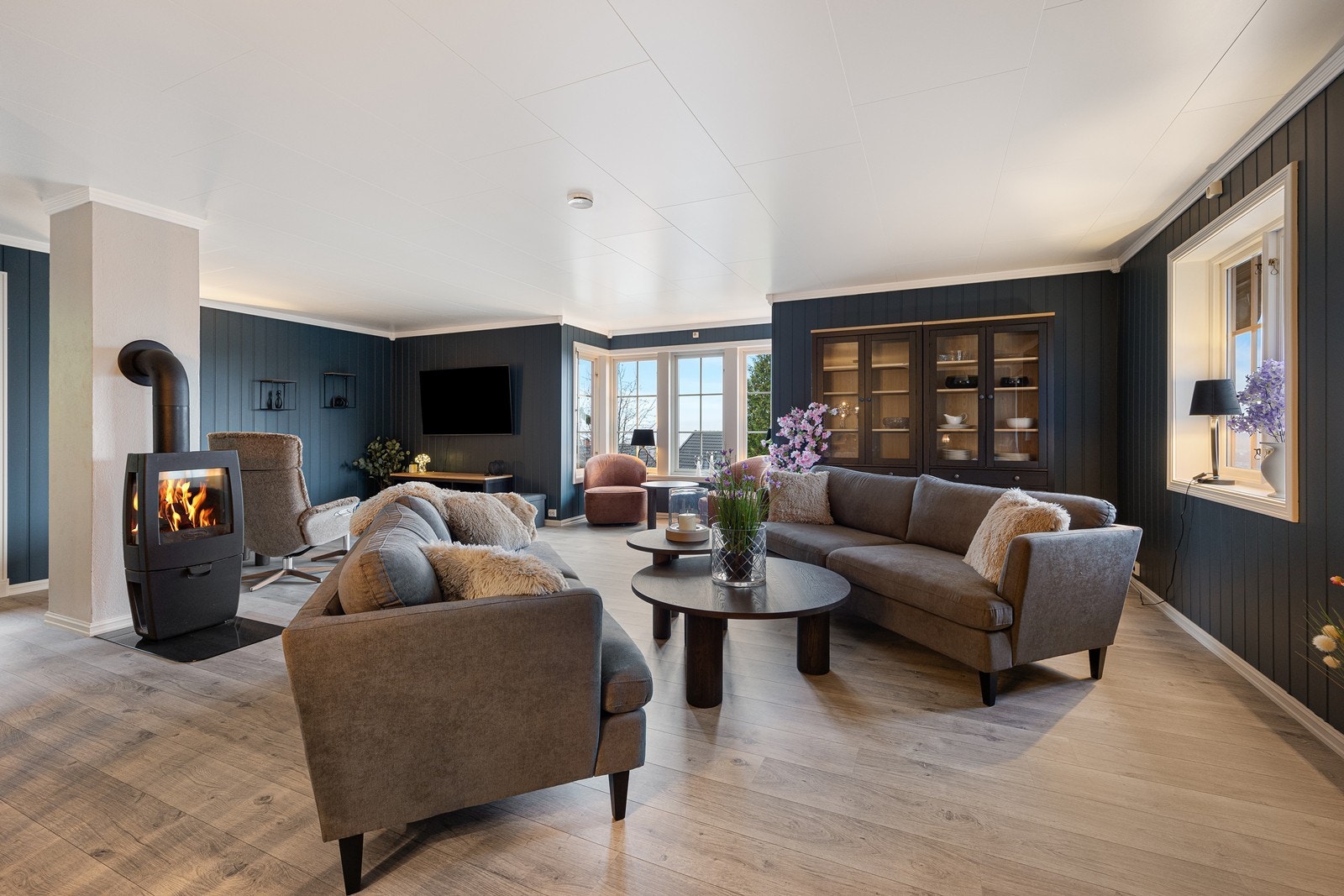 Vedovn bidrar med jevn varme i oppholdsrommet. Galleribilde