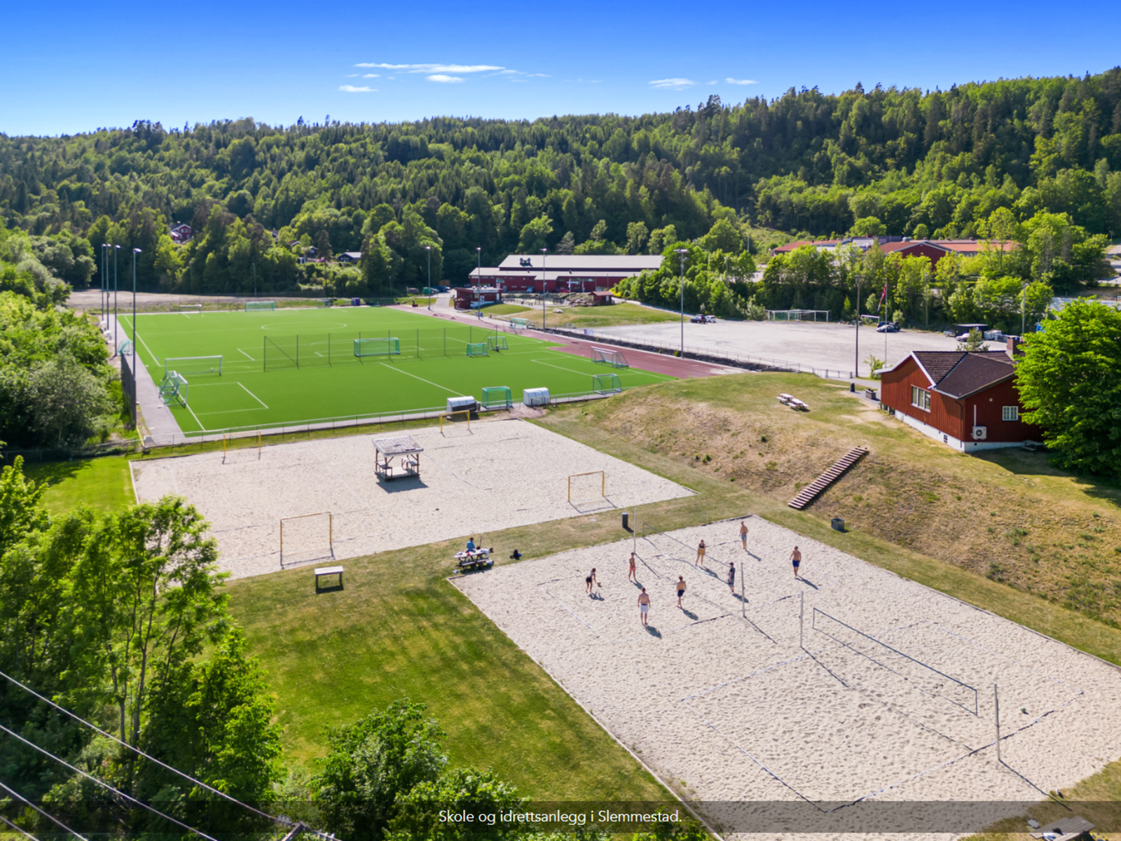Slemmestad idrettspark ligger i gangavstand fra eiendommen Galleribilde