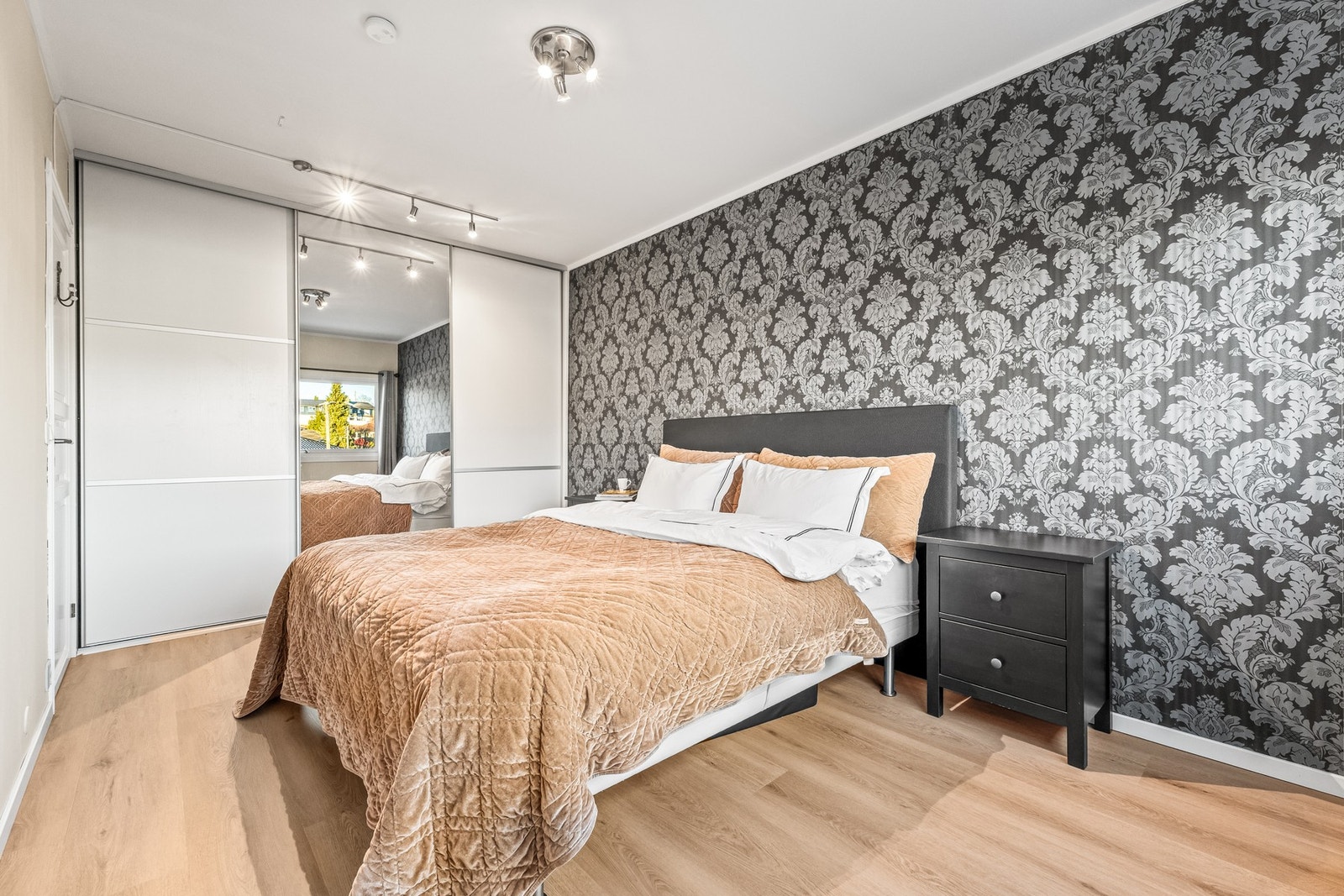 Stor skyvedørsgarderobe og god plass til en ekstra kommode, skrivebord eller liknende Galleribilde