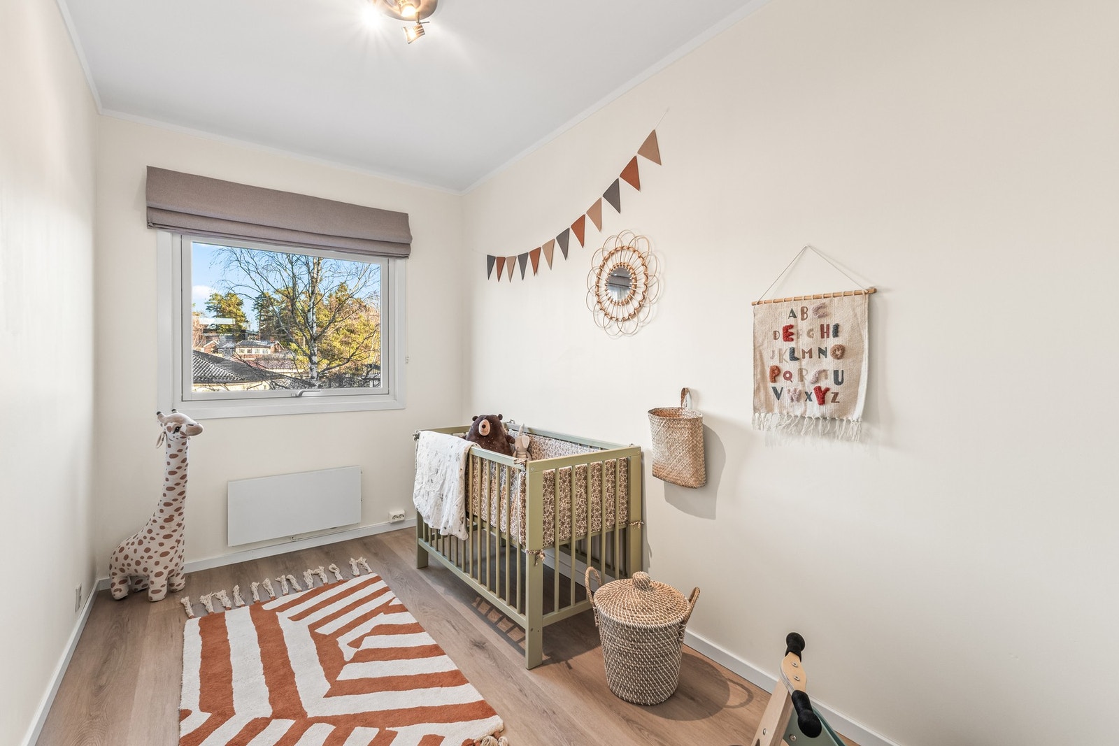 Soverom 2 med plass til seng og klesoppbevaring Galleribilde