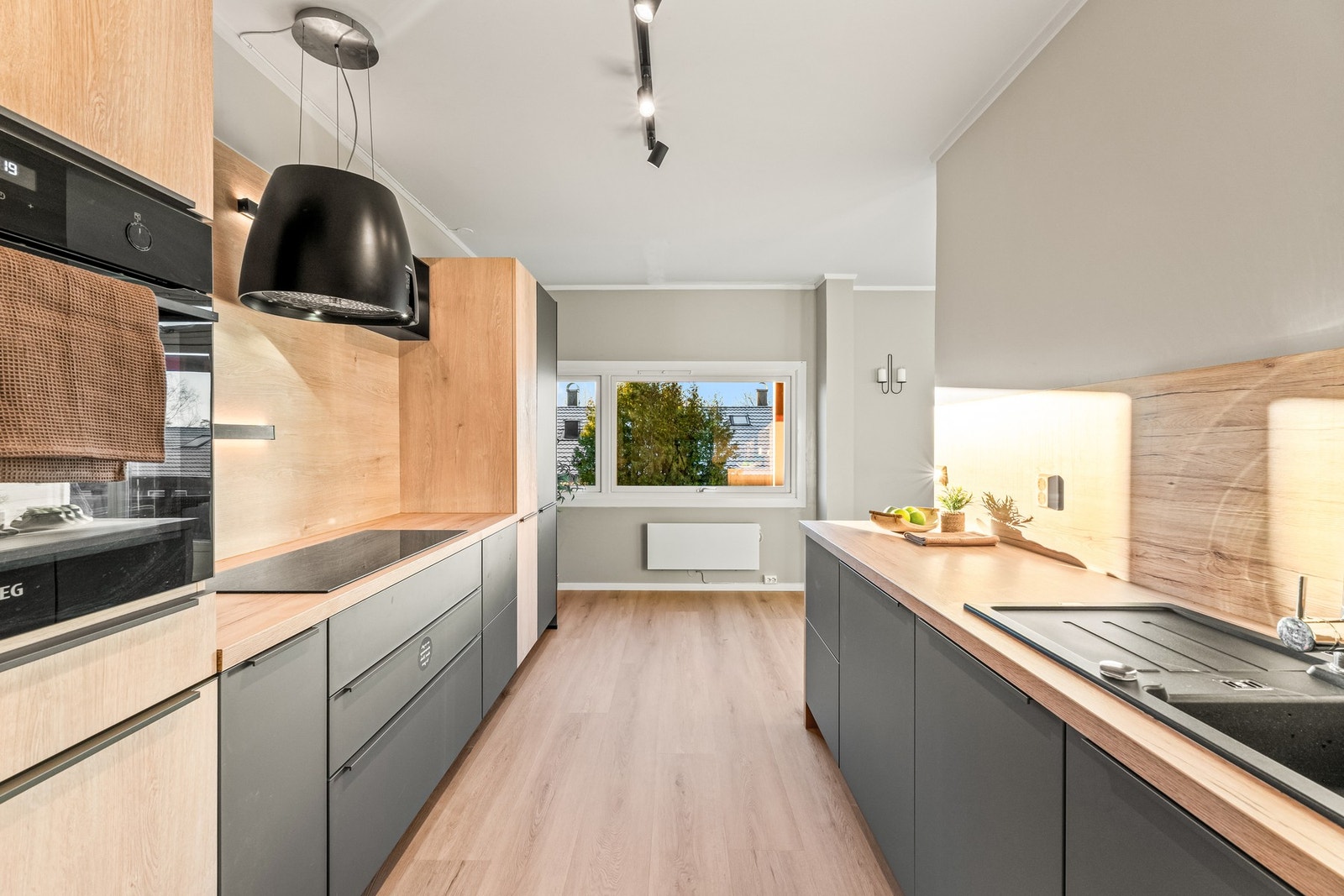 Integrert induksjonstopp, stekeovn, mikro med grillfunksjon, varmeskuff, oppvaskmaskin og kjøl/frys Galleribilde