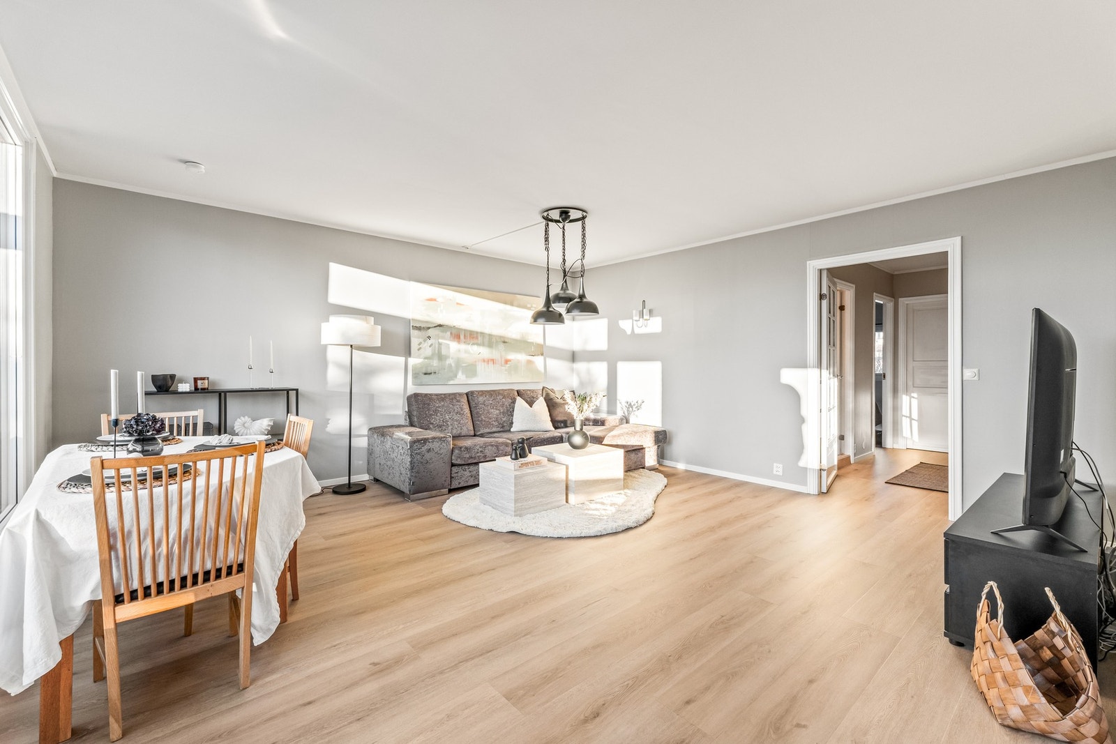 Romslig stue med god plass til spisebord og sofagruppe | God plass til langbord Galleribilde