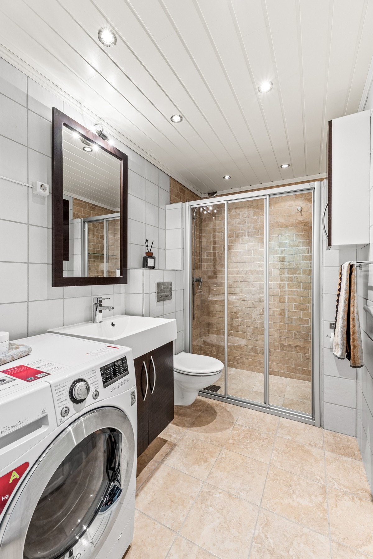 Bad fra 2005 med romslig dusj Galleribilde