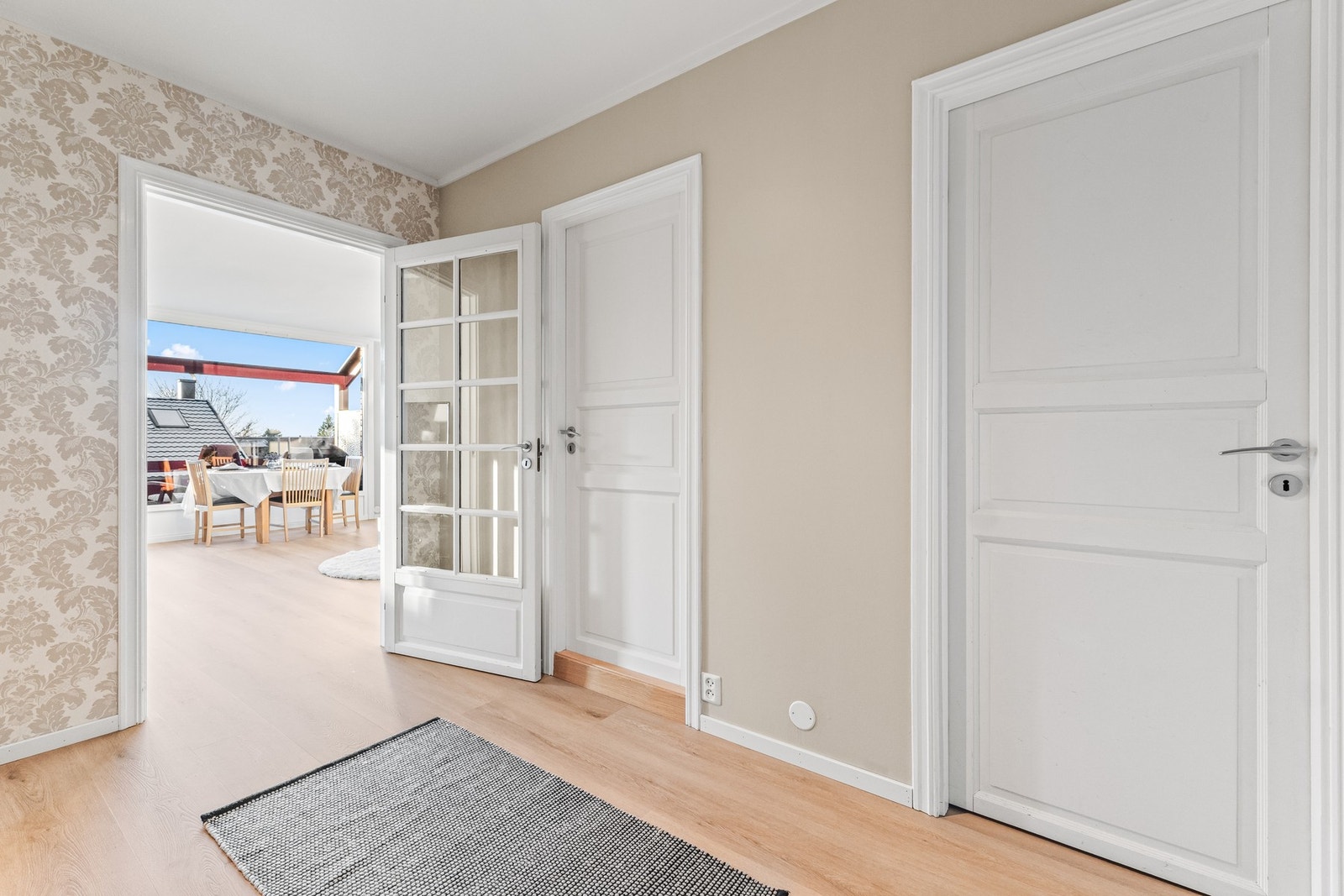 Gjennomgående planløsning med vinduer på begge sider av leiligheten Galleribilde