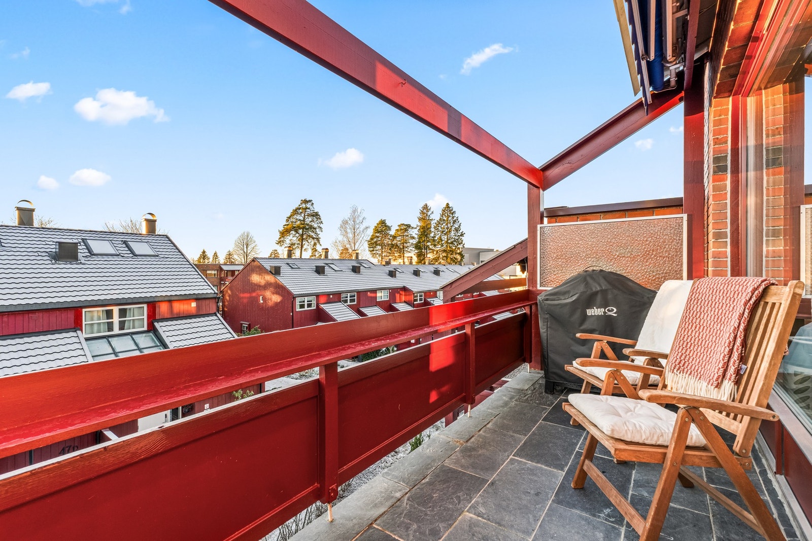 Solrik, syd-/vestvendt balkong på 7 m² Galleribilde