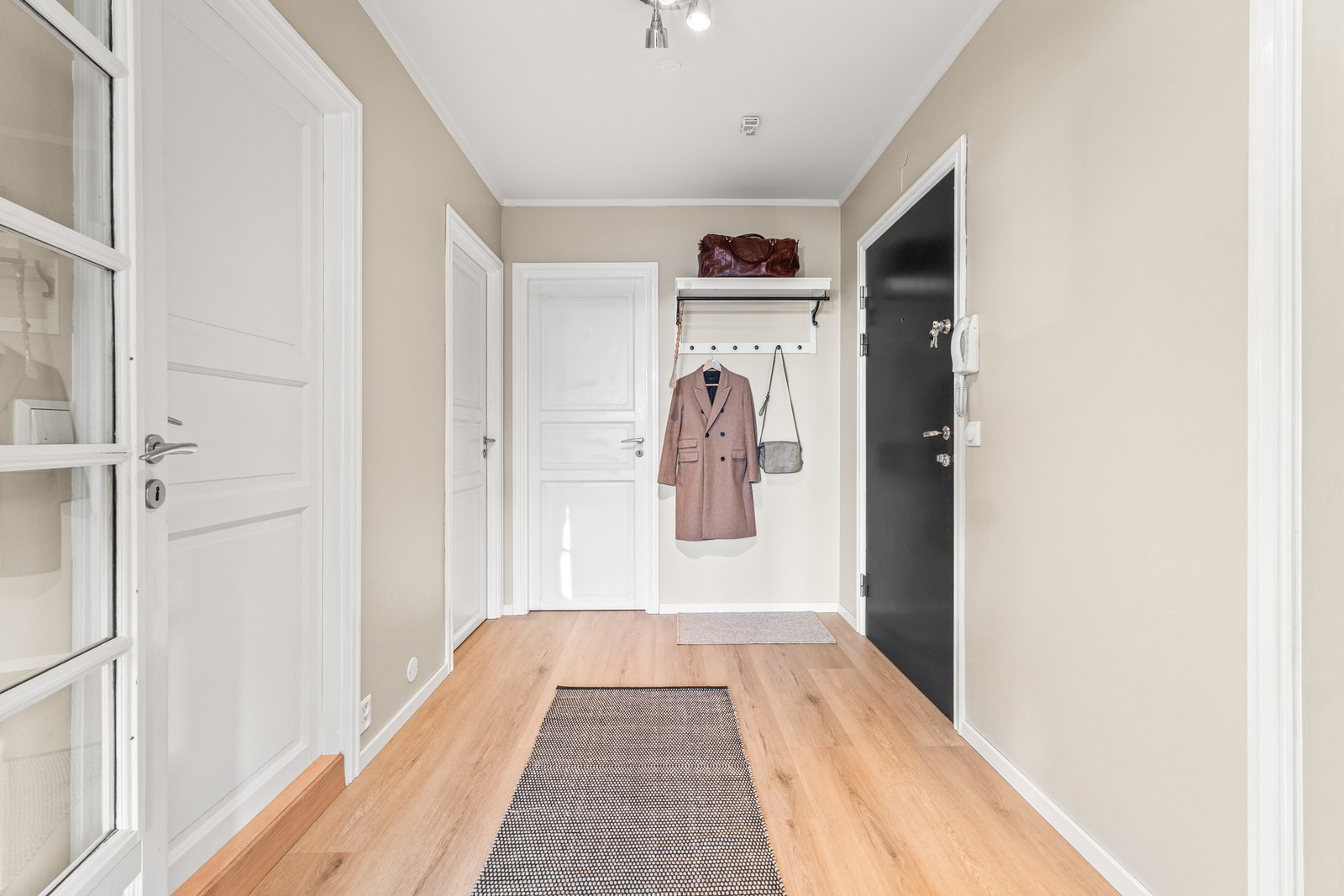 Romslig entré med mulighet for klesoppheng etc. Galleribilde