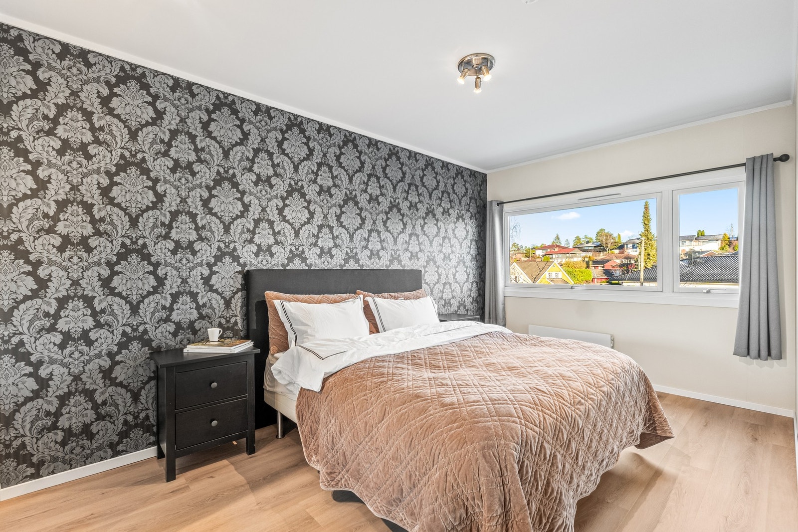 Stort hovedsoverom med rikelig plass til dobbeltseng. Nye gulv i 2025 Galleribilde