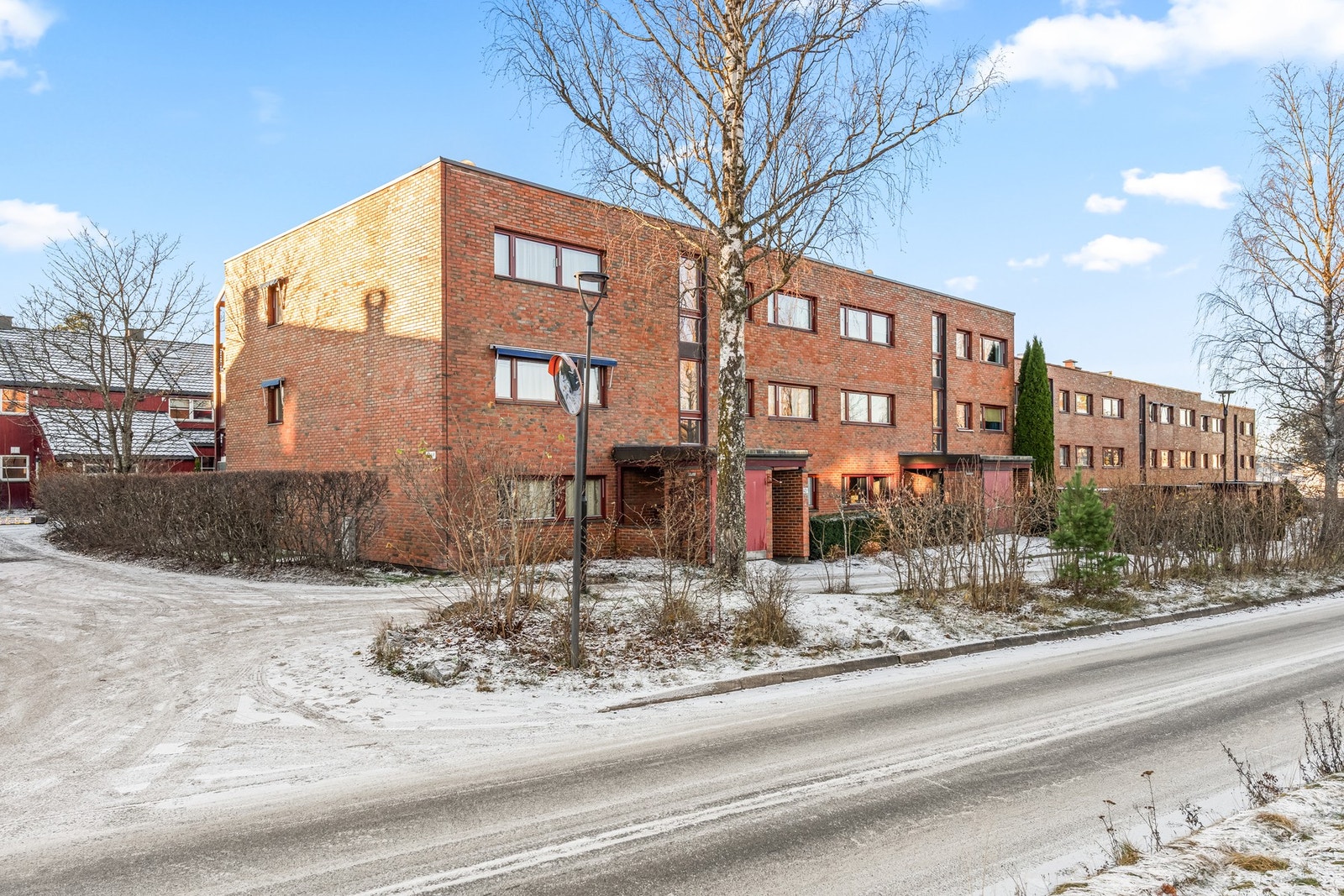 Solrik og trafikkskjermet beliggenhet i blindvei Galleribilde