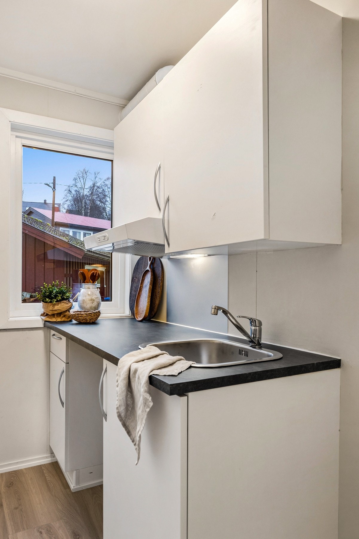 Arealeffektivt kjøkken med tidløse fronter. Galleribilde