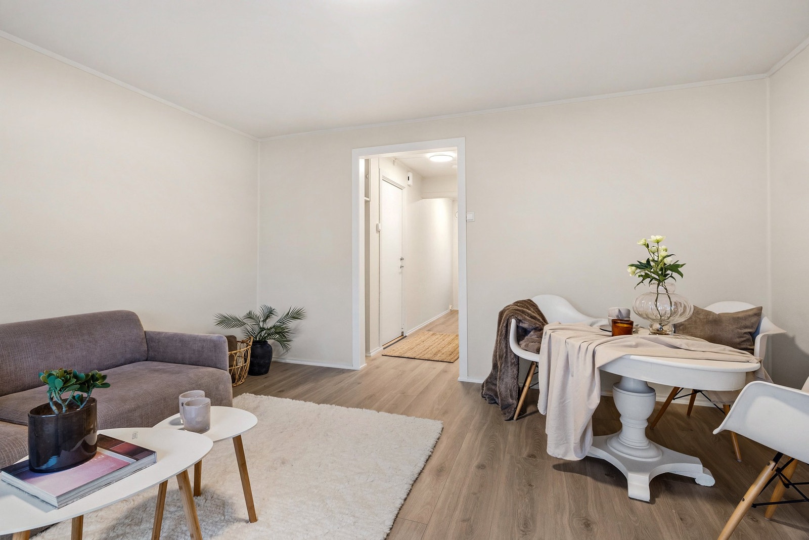 Koselig stue med sone for sofagruppe, spisebord med tilbehør. Galleribilde