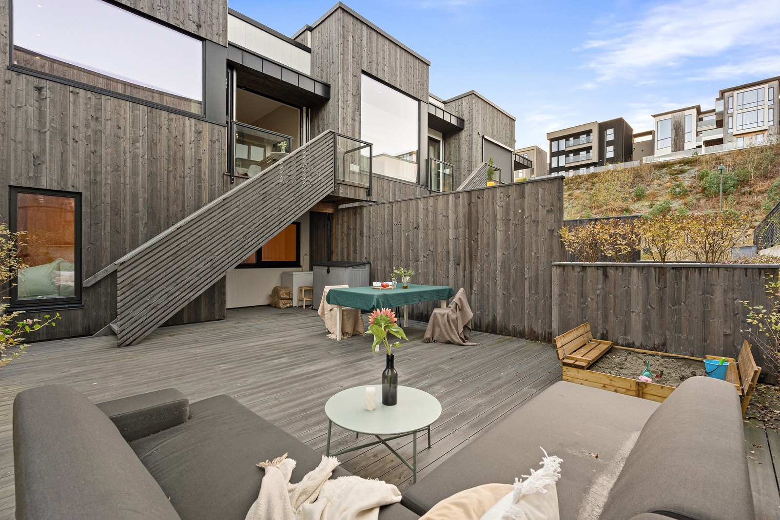 Pent opparbeidet uteområde med platting. Her er det god plass til utemøbler mm. Galleribilde