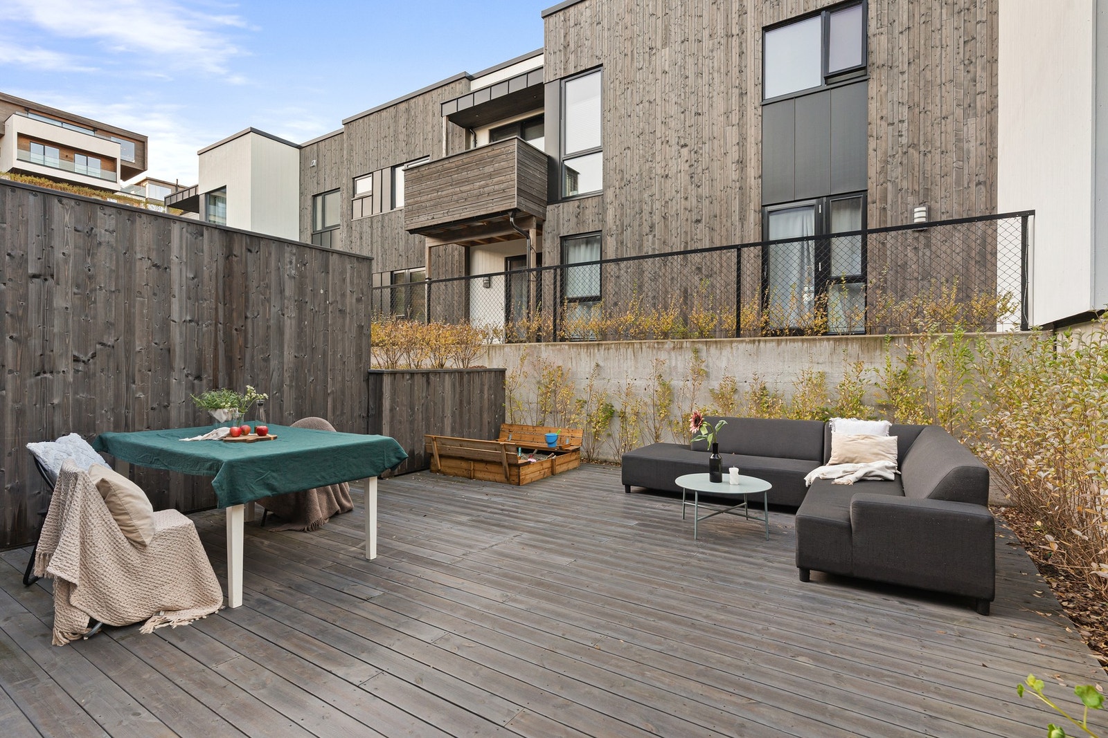 Boligen ligger i trygge og rolige omgivelser og her er alt lagt til rette for at både store og små kan trives. Galleribilde