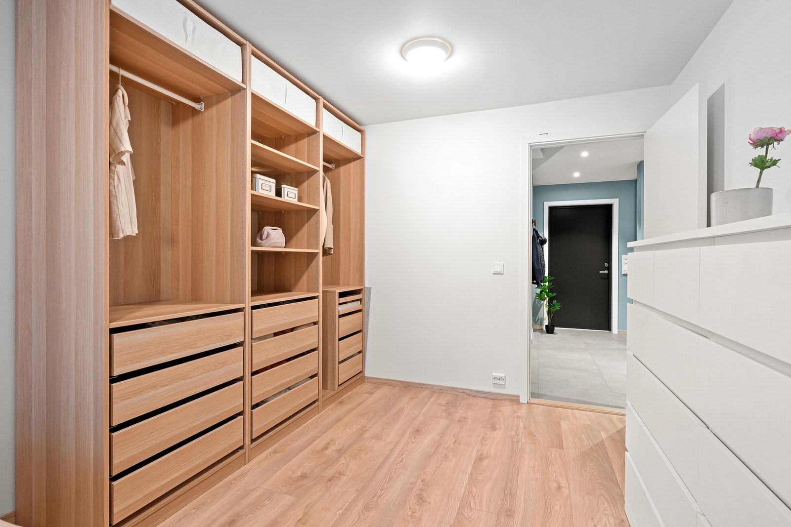 Pax garderobeskap medfølger handelen. Galleribilde