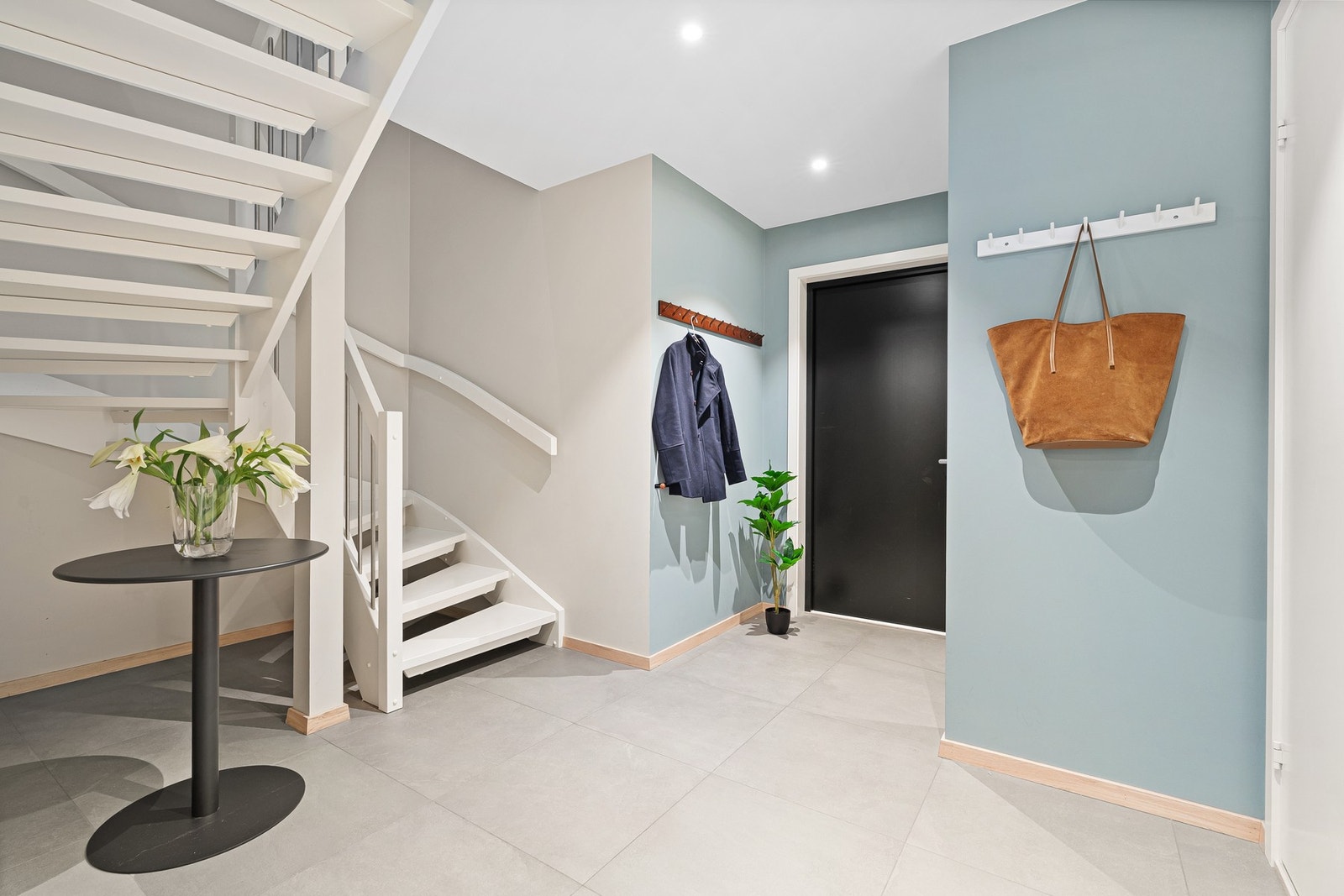 Velkommen inn! Her er det god plass til å henge fra seg yttertøy og sko. Galleribilde