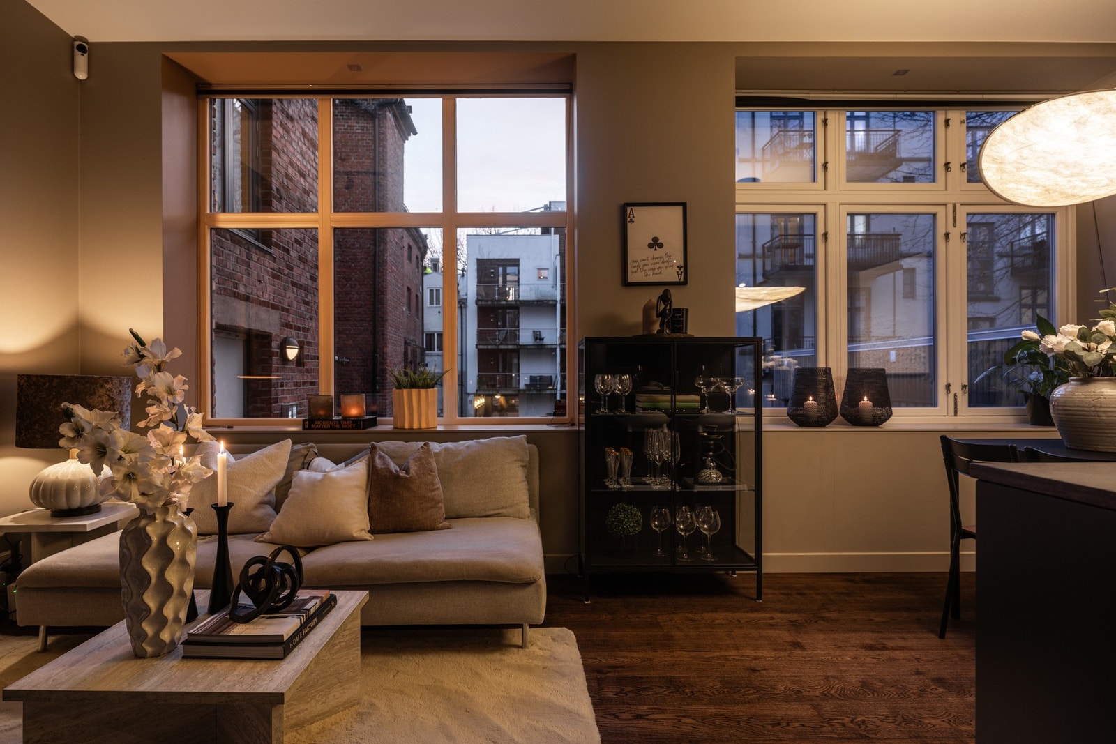 Leiligheten ligger i høy 1. etasje og vender mot indre gårdsrom. Galleribilde