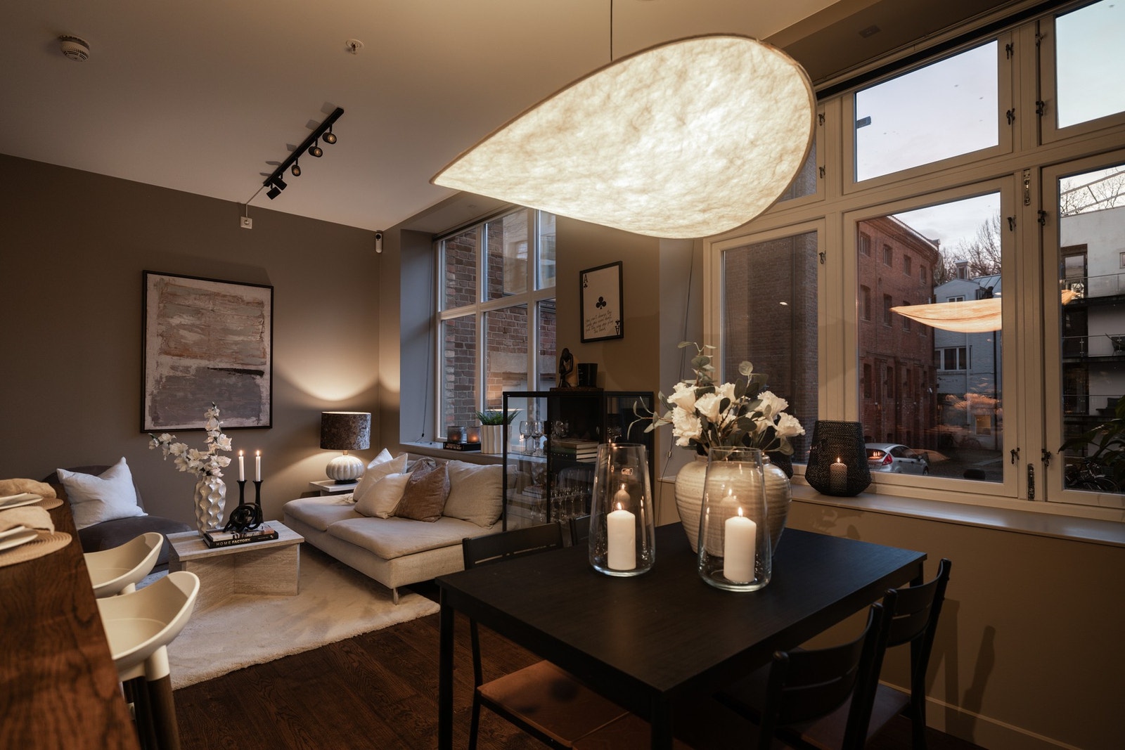 En unik og særegen leilighet over to plan med rolig og sentral beliggenhet, rett ved Sofienbergparken på Grünerløkka Galleribilde