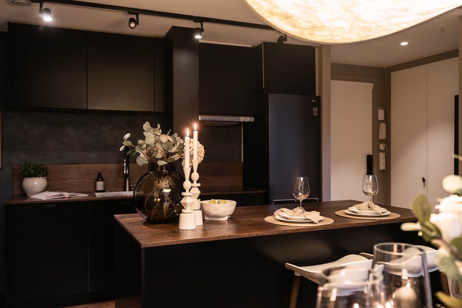 Denne leiligheten byr på en sjelden romfølelse, stilrene materialvalg og en svært attraktiv beliggenhet Galleribilde