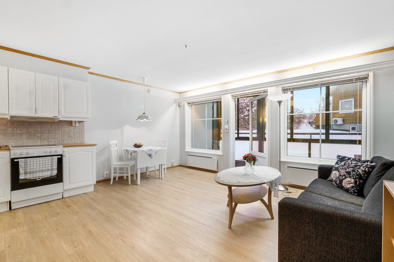 Generøse vindusflater gir godt med naturlig lys. Galleribilde