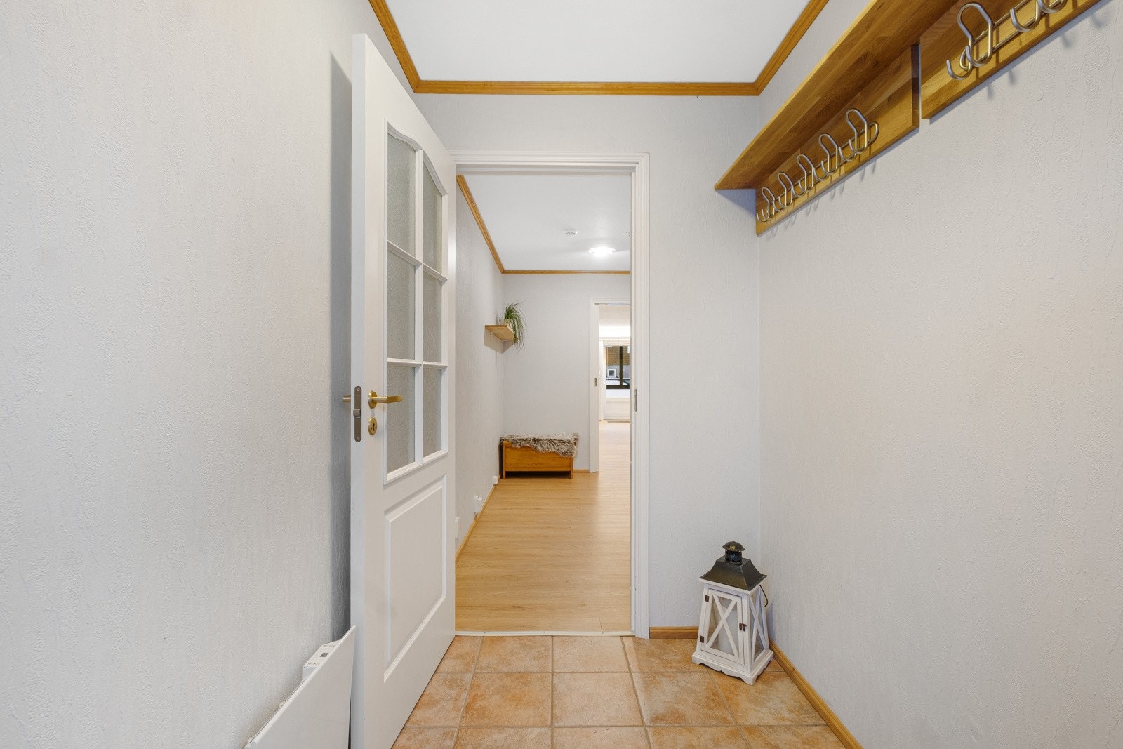 Entréen/hallen gir et fint førsteinntrykk med fliser. Her er plass til å henge fra seg yttertøy og sko. Galleribilde