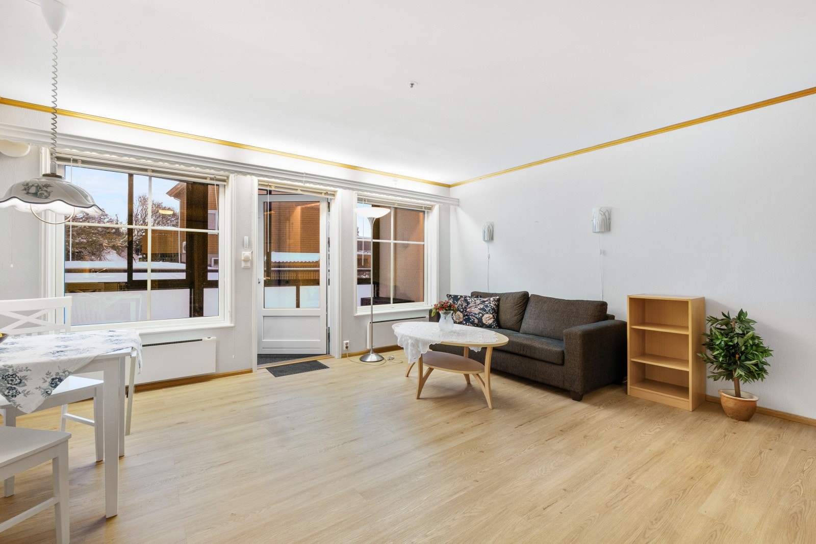 Stuen er lys og luftig. Rommet har flere innredningsmuligheter og god plass til både sofa og spisegruppe. Galleribilde