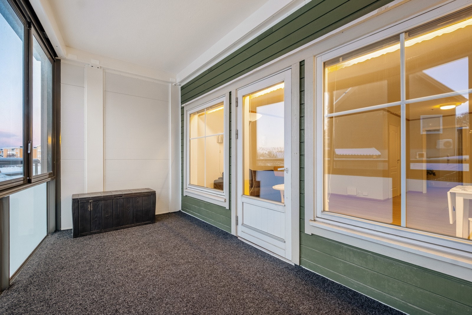 Fra stuen er det utgang til en stor innglasset balkong på 11 kvm. Galleribilde