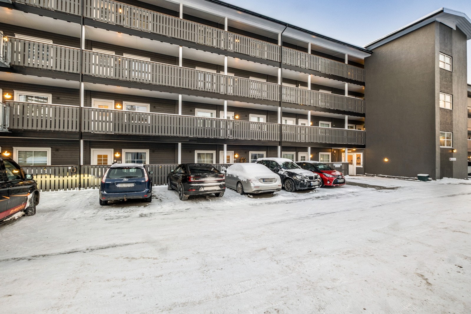 Fast parkering på biloppstillingsplass. Galleribilde