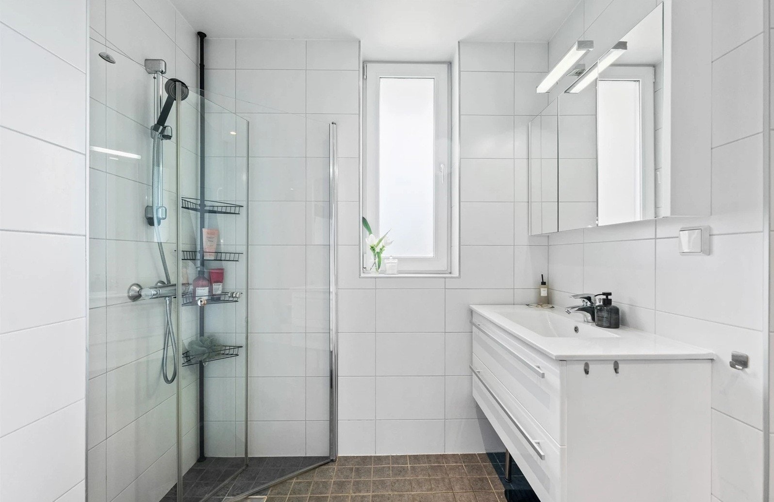 Flott flislagt bad med dusjhjørne Galleribilde