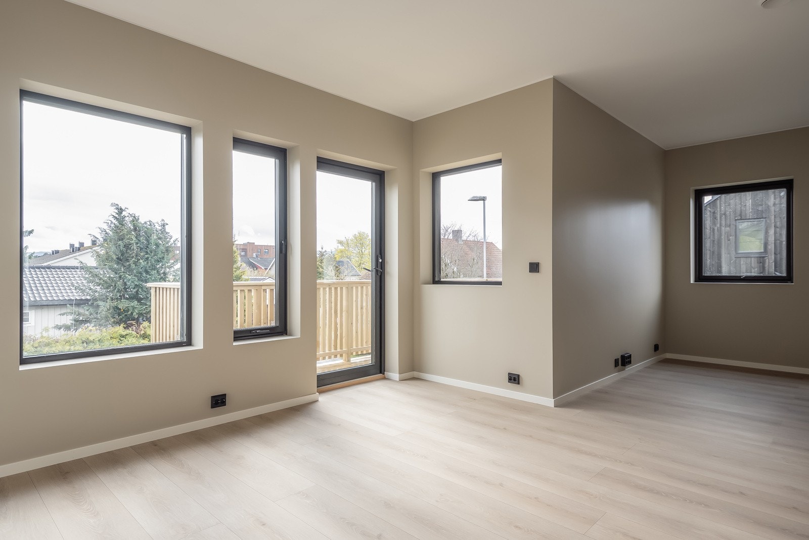 Godt gjennomlys og ingen innsyn. Rolig blindgate som går forbi utenfor. Galleribilde