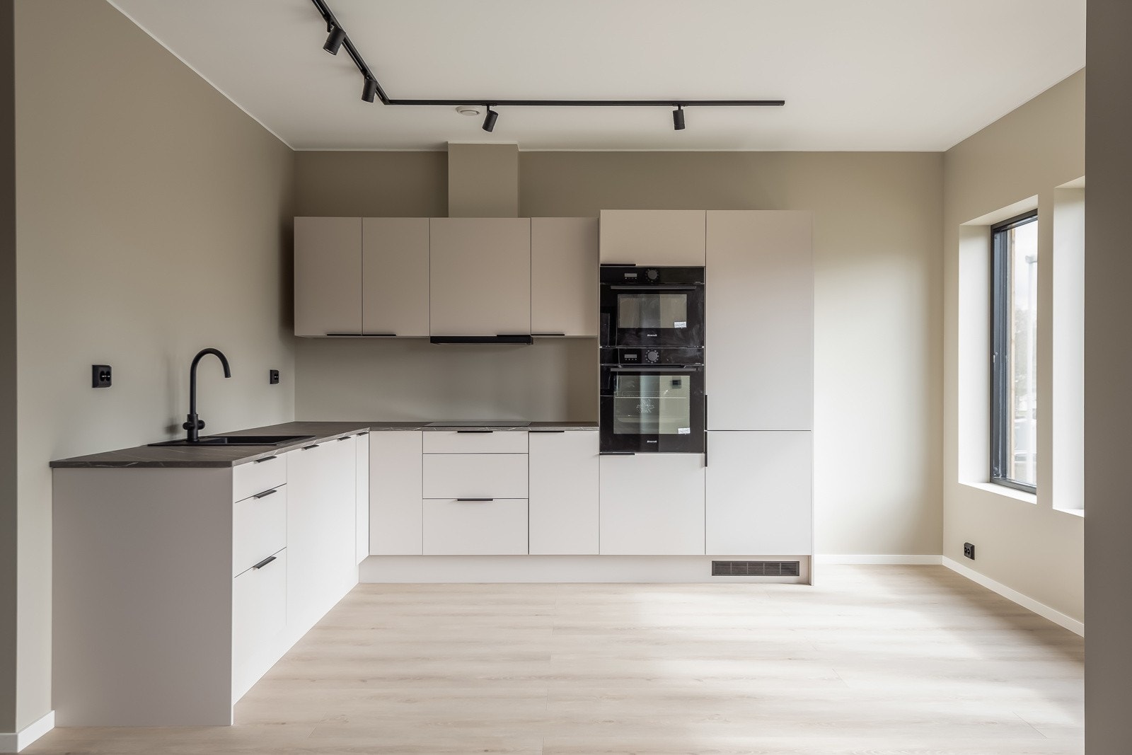 Kvalitetskjøkken fra Aubo med integrerte hvitevarer. Galleribilde