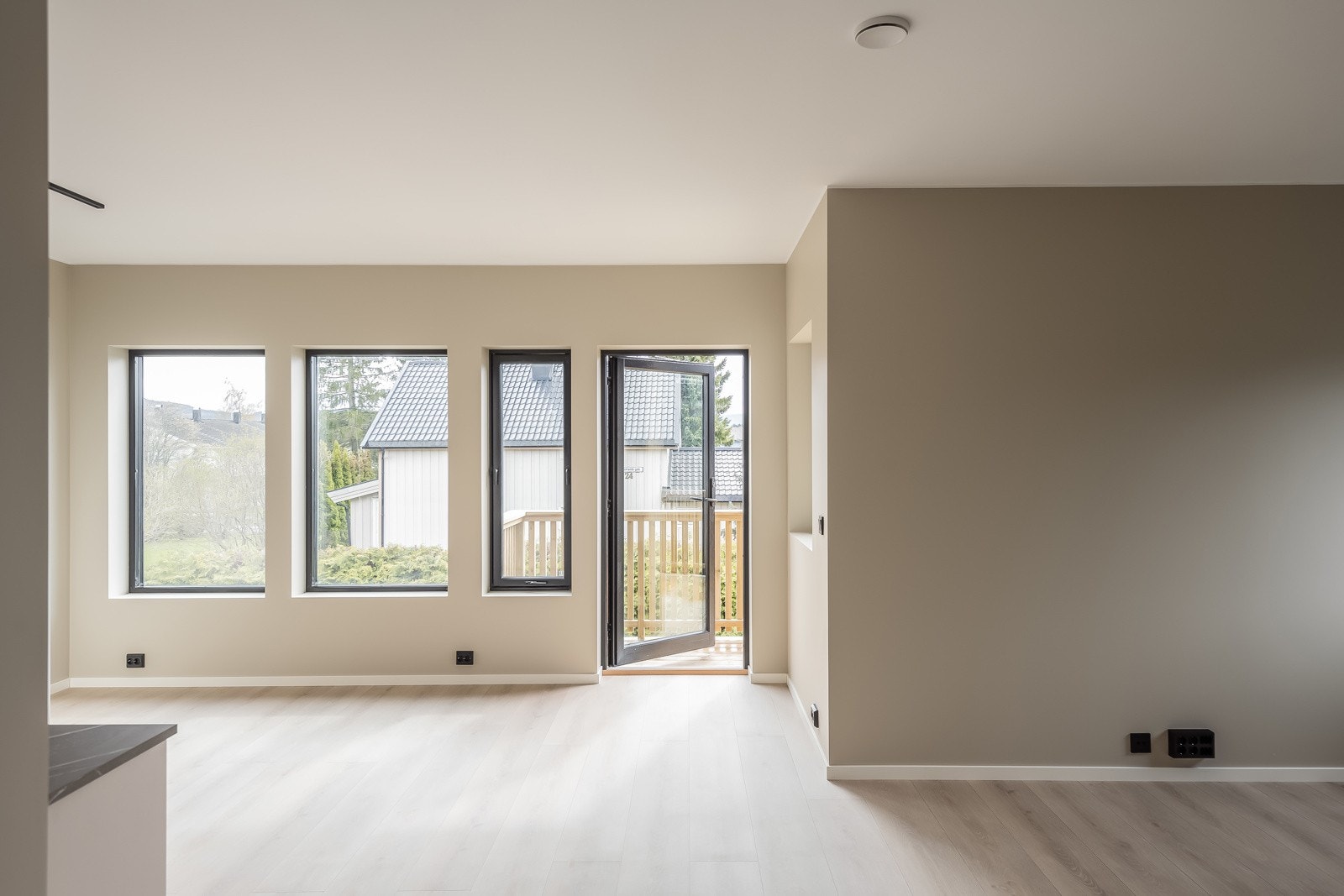 Utgang til sørvendt veranda. Galleribilde