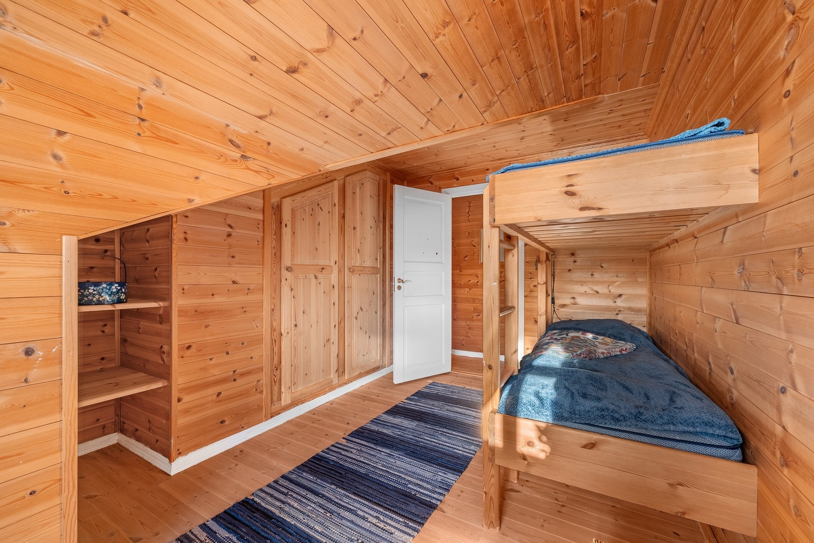 Soverom 2 i 2. etg. Innredet med køye og skap. Galleribilde