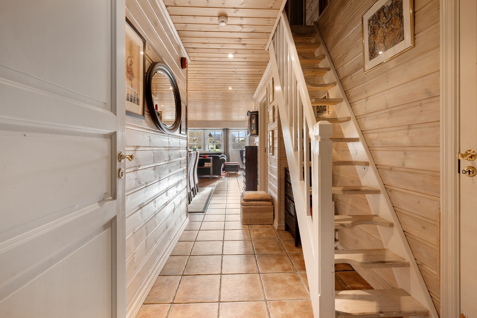 Gang med trapp til 2. etg. Galleribilde