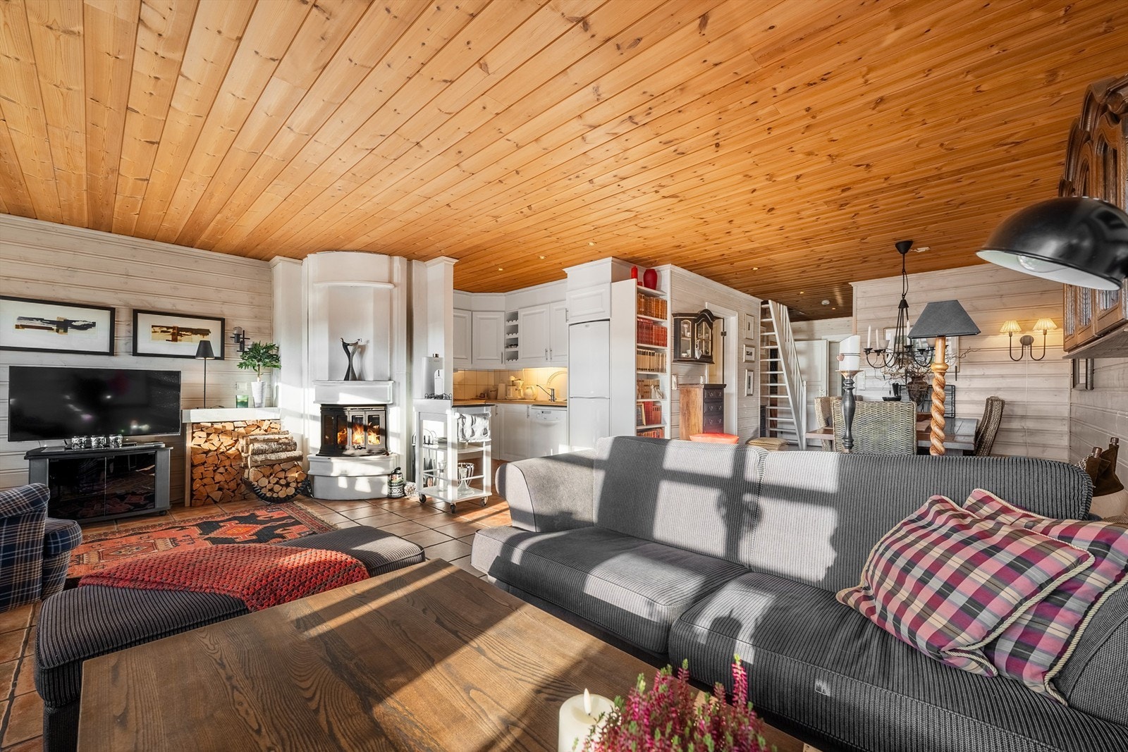 Fra stue mot kjøkken og spiseplass. Peis. Galleribilde