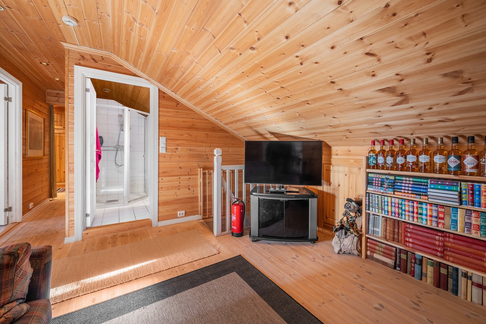 Loftstue med soverom til venstre og badet rett frem. Galleribilde