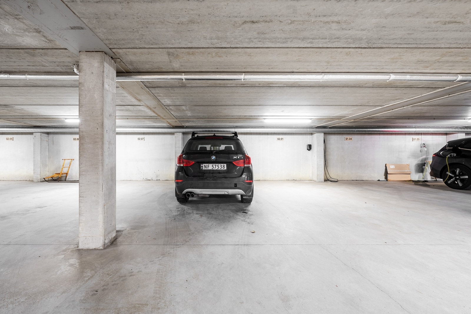 Garasjeplassen i parkeringskjeller. Galleribilde