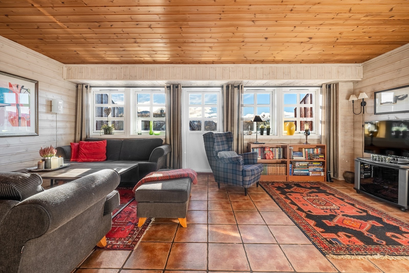 Stue med utgang til veranda. Fin utsikt. Galleribilde