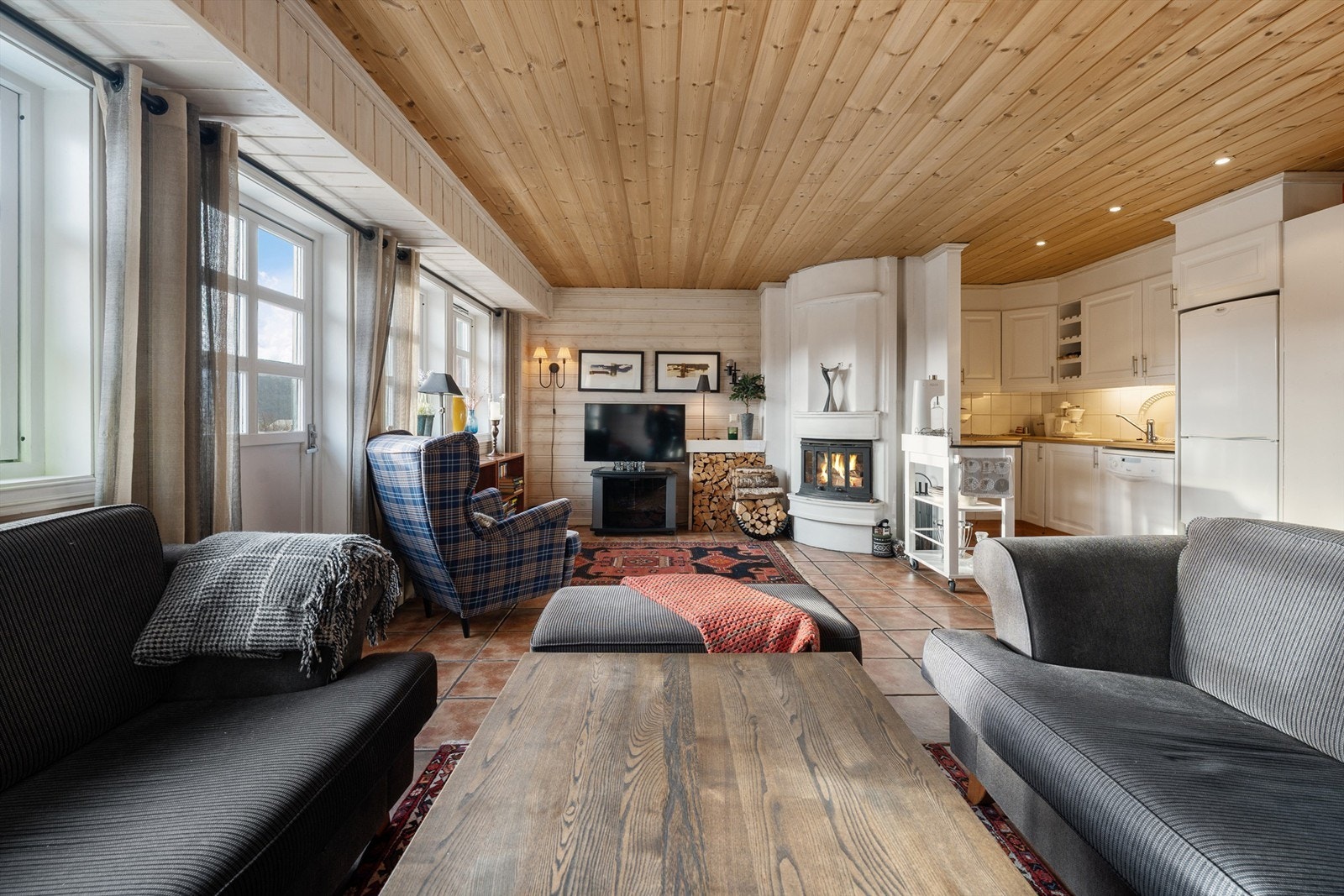 Stue mot kjøkken. Peis. Galleribilde