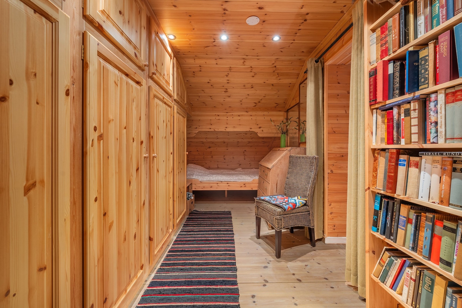 Sovealkoven i enden av gangen i 2. etg. 4 skap. Galleribilde