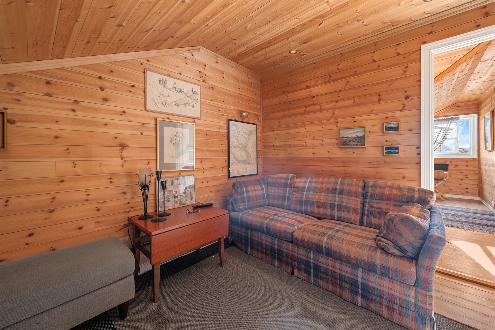 Loftstue med soverom til høyre. Galleribilde