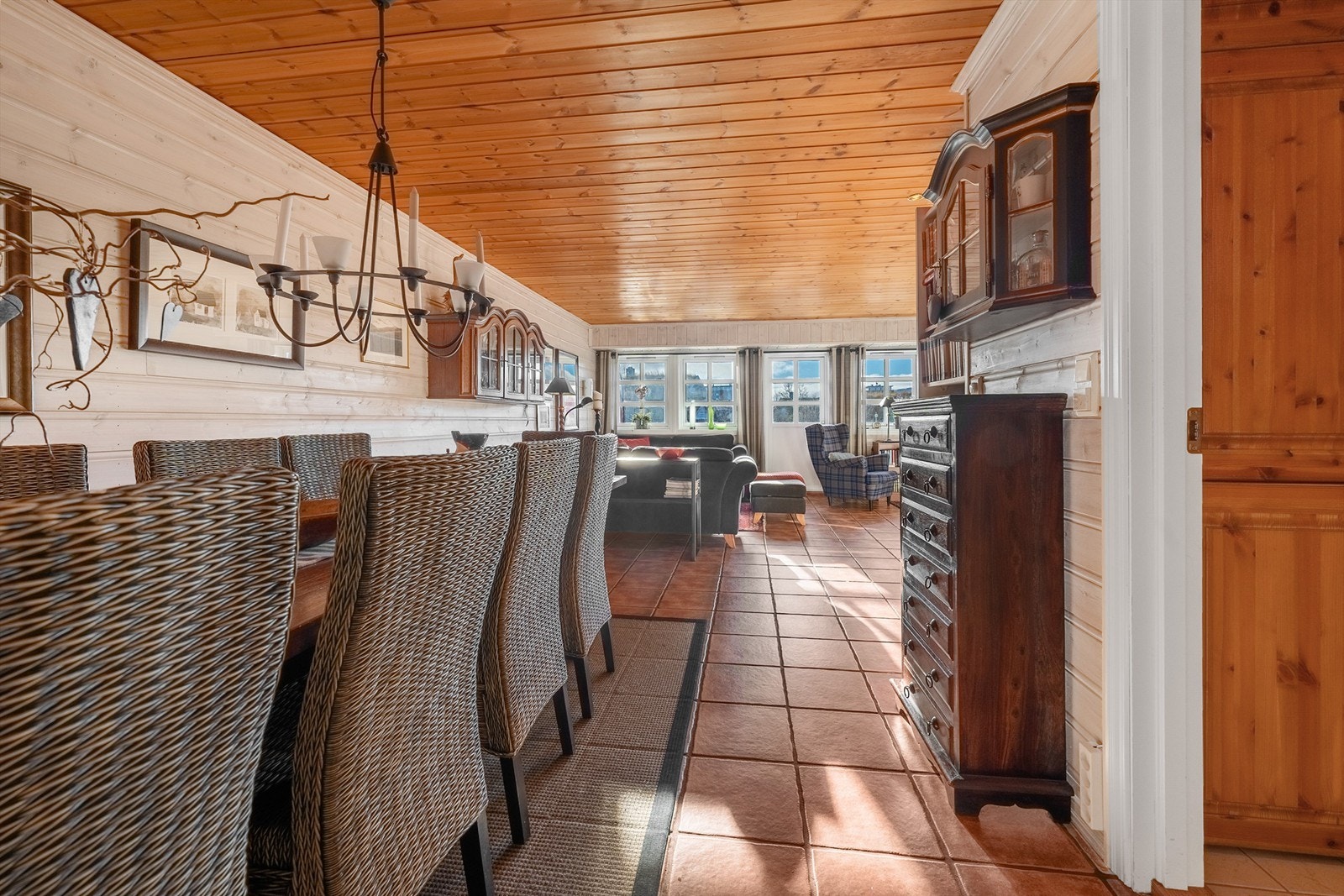 Spisestue mot stue. Galleribilde