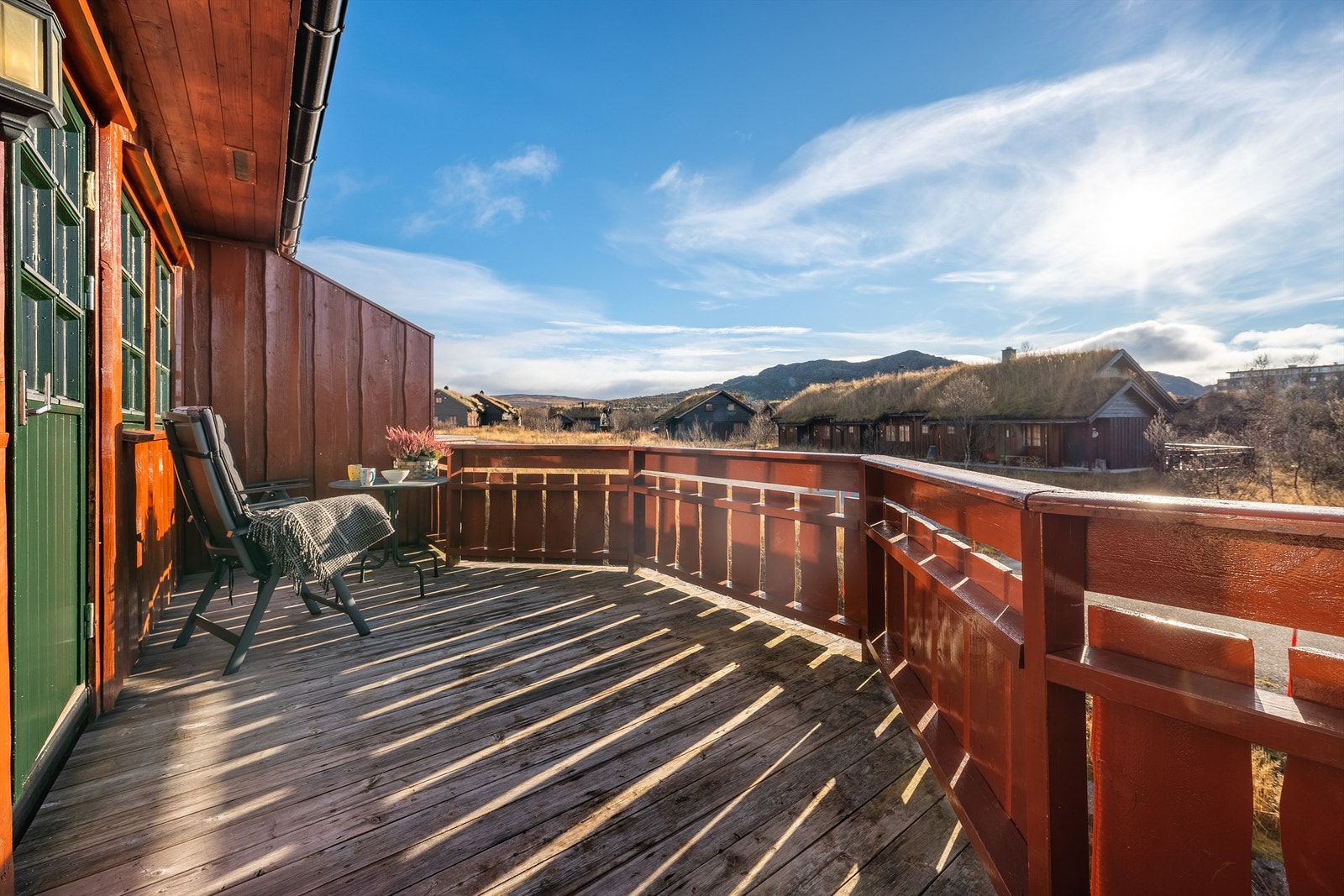 Solrik veranda med utsikt mot Hartevassnuten midt i bildet. Galleribilde