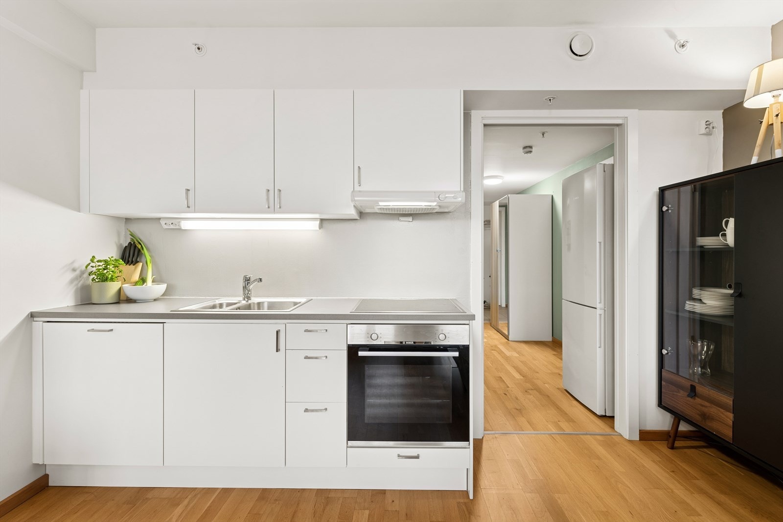 Kjøkkenet har slette, lyse fronter. Meget praktisk for daglig renhold. Galleribilde