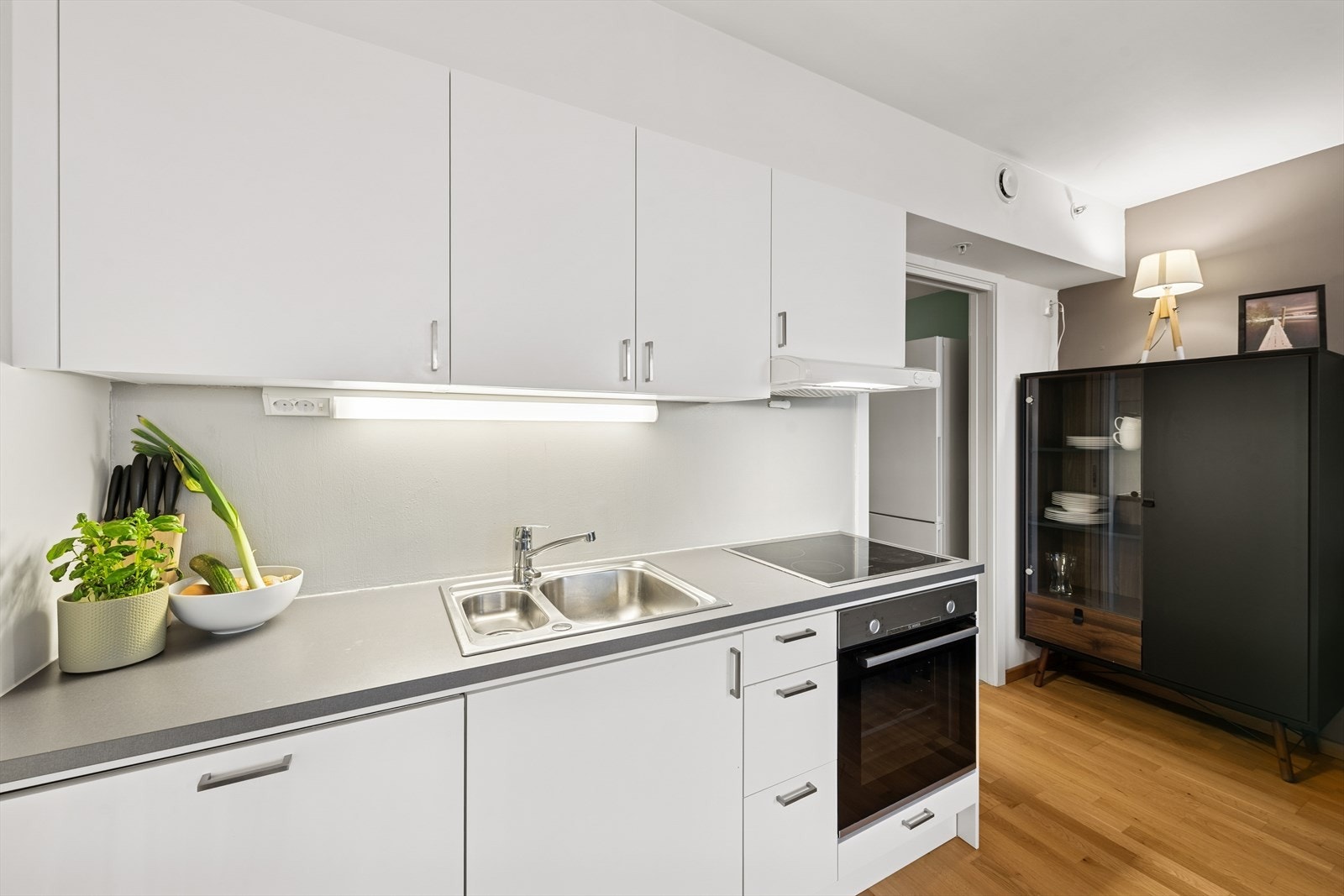 Kjøkkenet er utstyrt med platetopp, stekeovn og oppvaskmaskin. Galleribilde