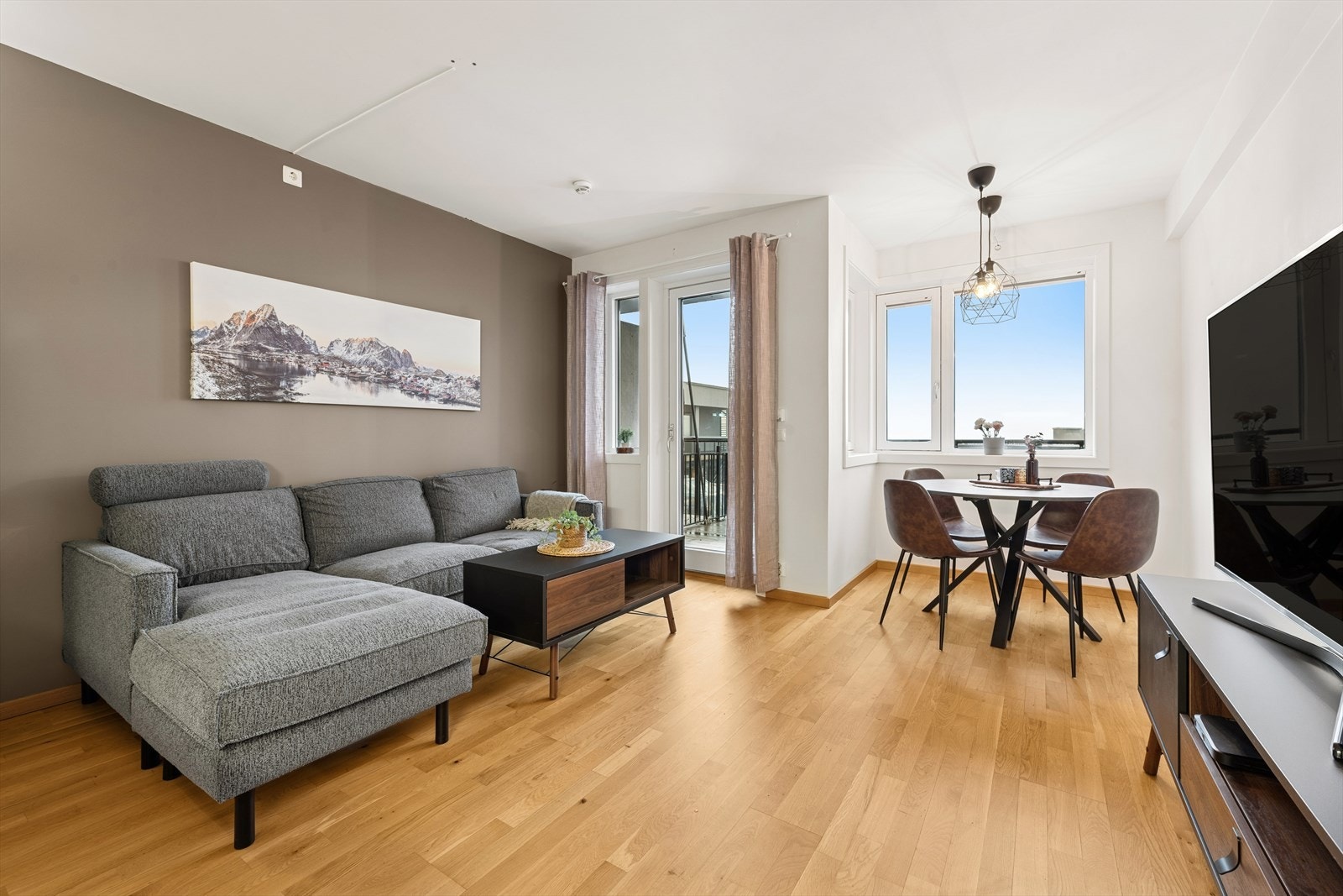 Stuen er lun og hyggelig. Det er god plass til sofa, spisestue og tilhørende stuemøblement. Galleribilde