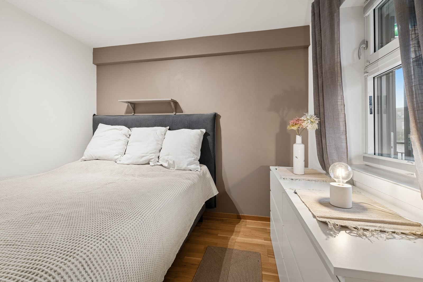 Leiligheten byr på to gode soverom. Hovedsoverommet har plass til dobbeltseng og tilhørende soveromsmøblement. Galleribilde