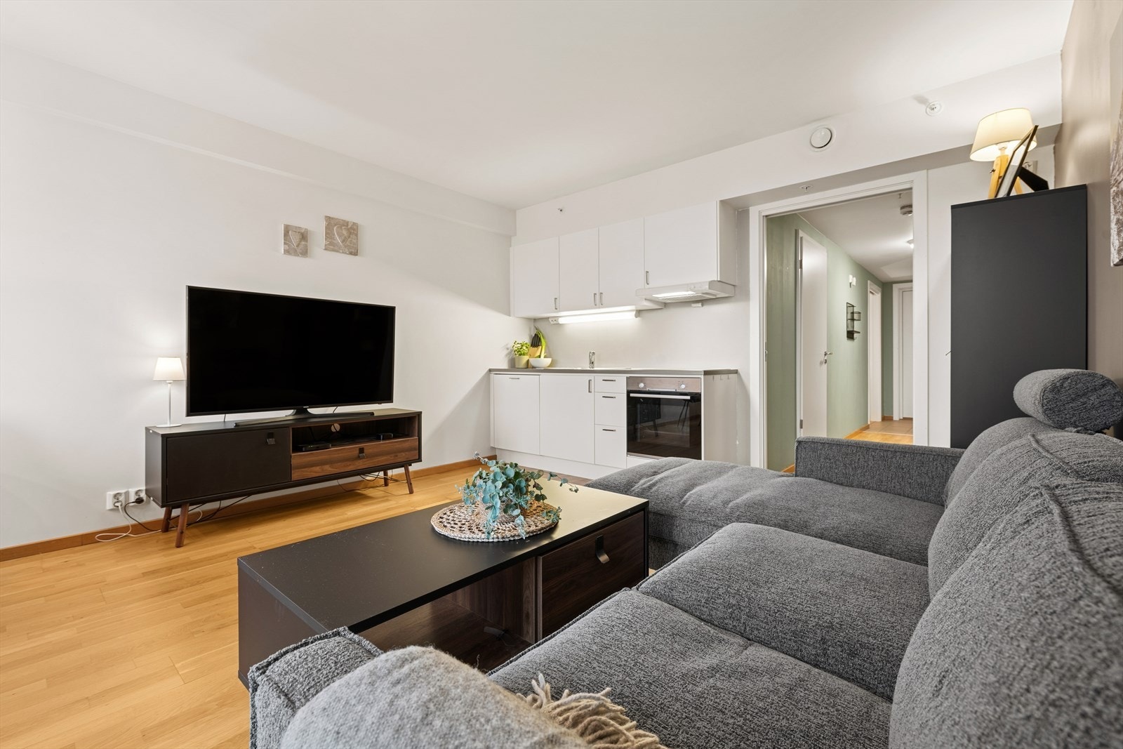 Stue og kjøkken ligger i åpen løsning. En sosial og hyggelig løsning. Galleribilde