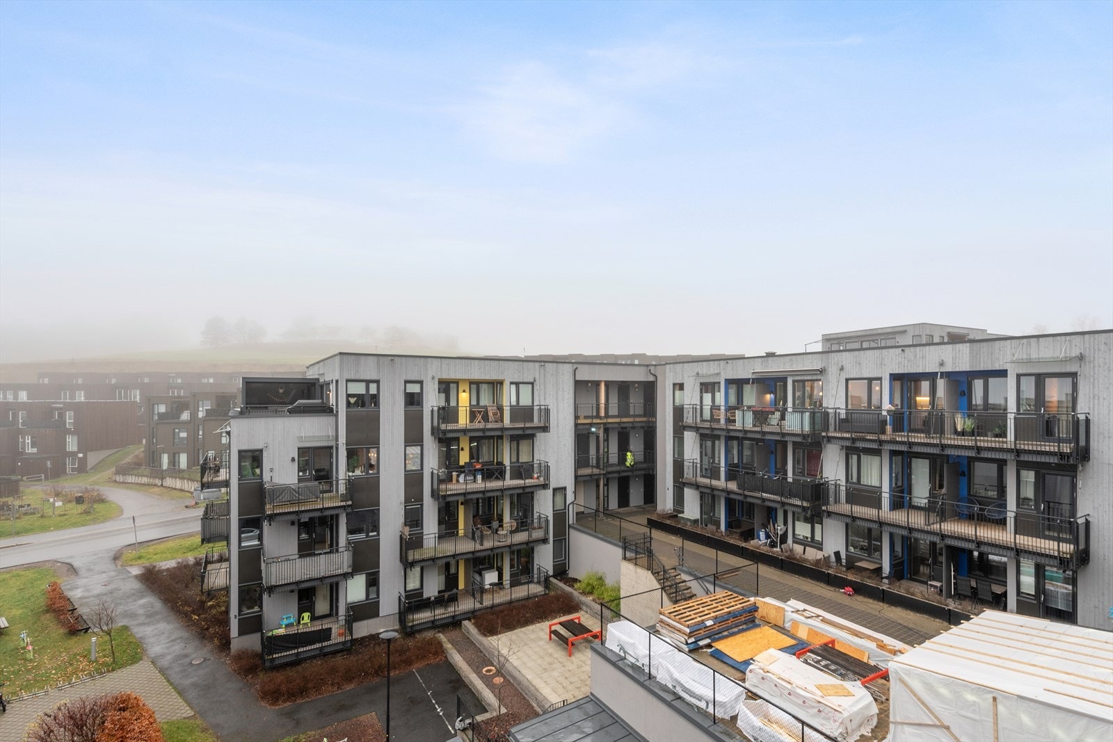 Det pågår for tiden vedlikeholdsarbeider. Området er pent opparbeidet med stein, sittegrupper, lekeapparater og bed/beplantning. Galleribilde