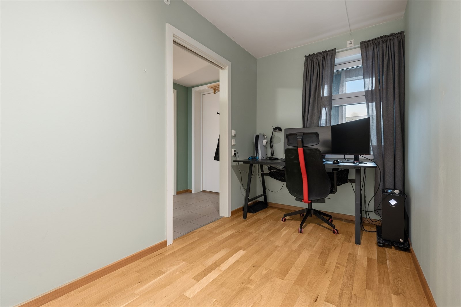 Soverom nummer to passer ypperlig som barnerom, gjesterom, hobbyrom eller kontor. Galleribilde