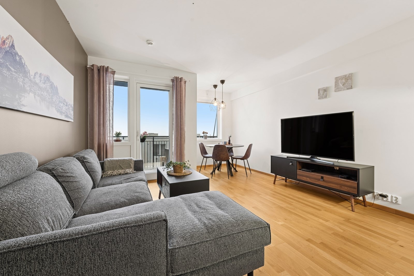 Den ene veggen er malt i en fin kontrastfarge, som skaper dybde i rommet. Galleribilde